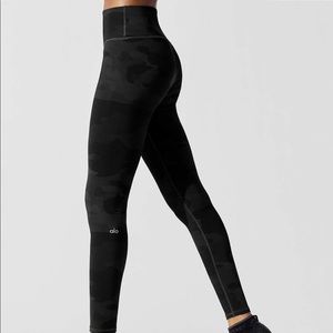 Alo yoga black camo leggings